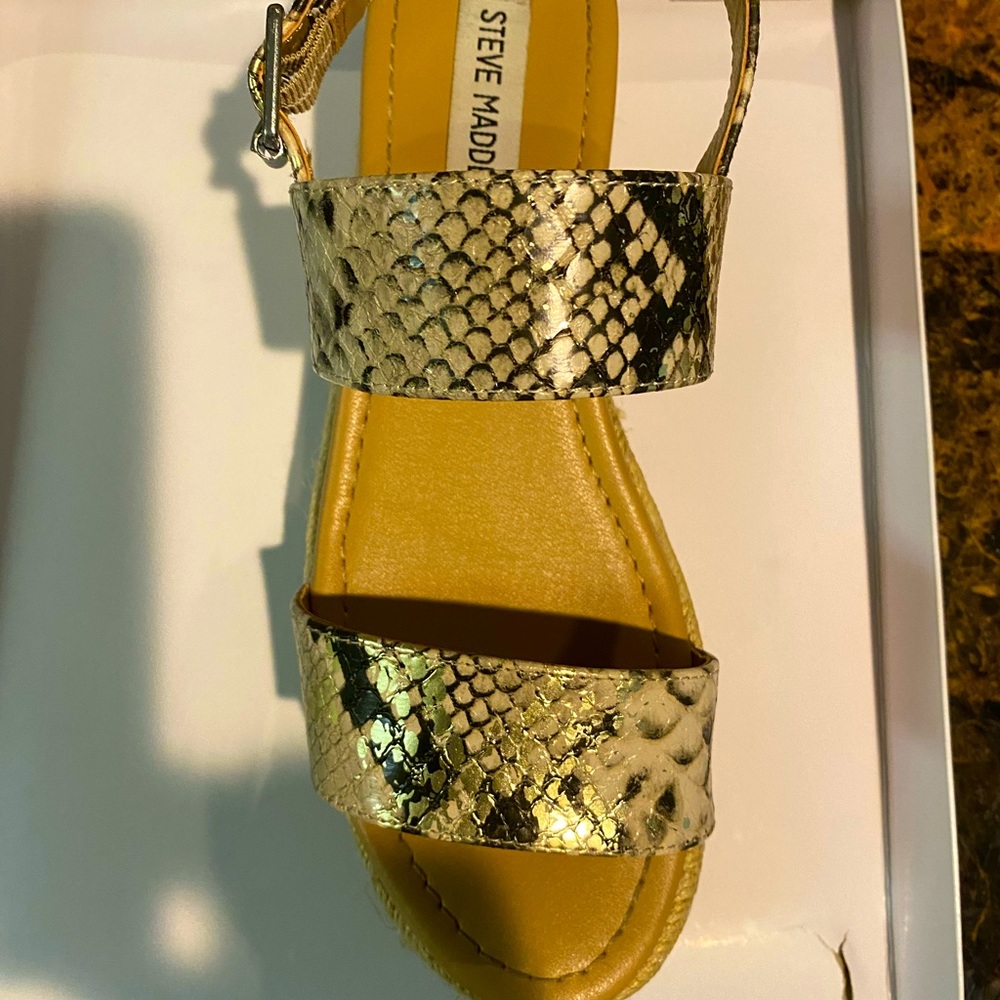 Women sandal in great shape worn 2x looks nice on.
